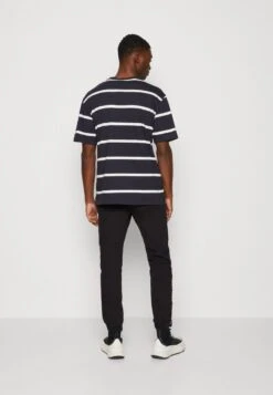 Only & Sons ONSHARRY SKATE STRIPE TEE - T-Shirt Print - Dark Navy -Only and Sons Verkäufe 8eb28abfe66541a89e357c6548fb9d84