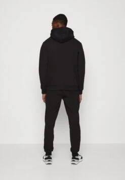 Only & Sons ONSCERES PANT & HOODIE SET UNISEX - Kapuzenpullover - Black 8 Only & Sons ONSCERES PANT & HOODIE SET UNISEX - Kapuzenpullover - Black -Only and Sons Verkäufe d039670ae3654bf4b8c071a92c821a3e