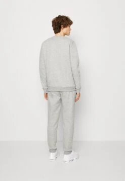Only & Sons ONSCERES PANT & CREW SET UNISEX - Sweatshirt - Light Grey Melange 8 Only & Sons ONSCERES PANT & CREW SET UNISEX - Sweatshirt - Light Grey Melange -Only and Sons Verkäufe ec33ebbfc4084a0c80c6304591ae3a0d