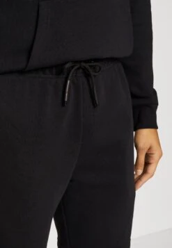 Only & Sons ONSCERES SHORT AND HOOD SET UNISEX - Sweatshirt - Black -Only and Sons Verkäufe fd15621f69b24946b48c51c222868499